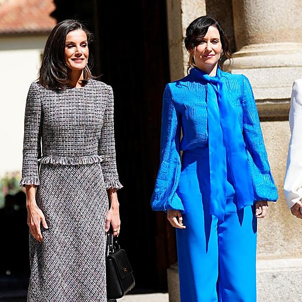 Isabel Díaz Ayuso, guapísima de azul eléctrico, le quita el protagonismo a la reina Letizia en la entrega del Premio Cervantes