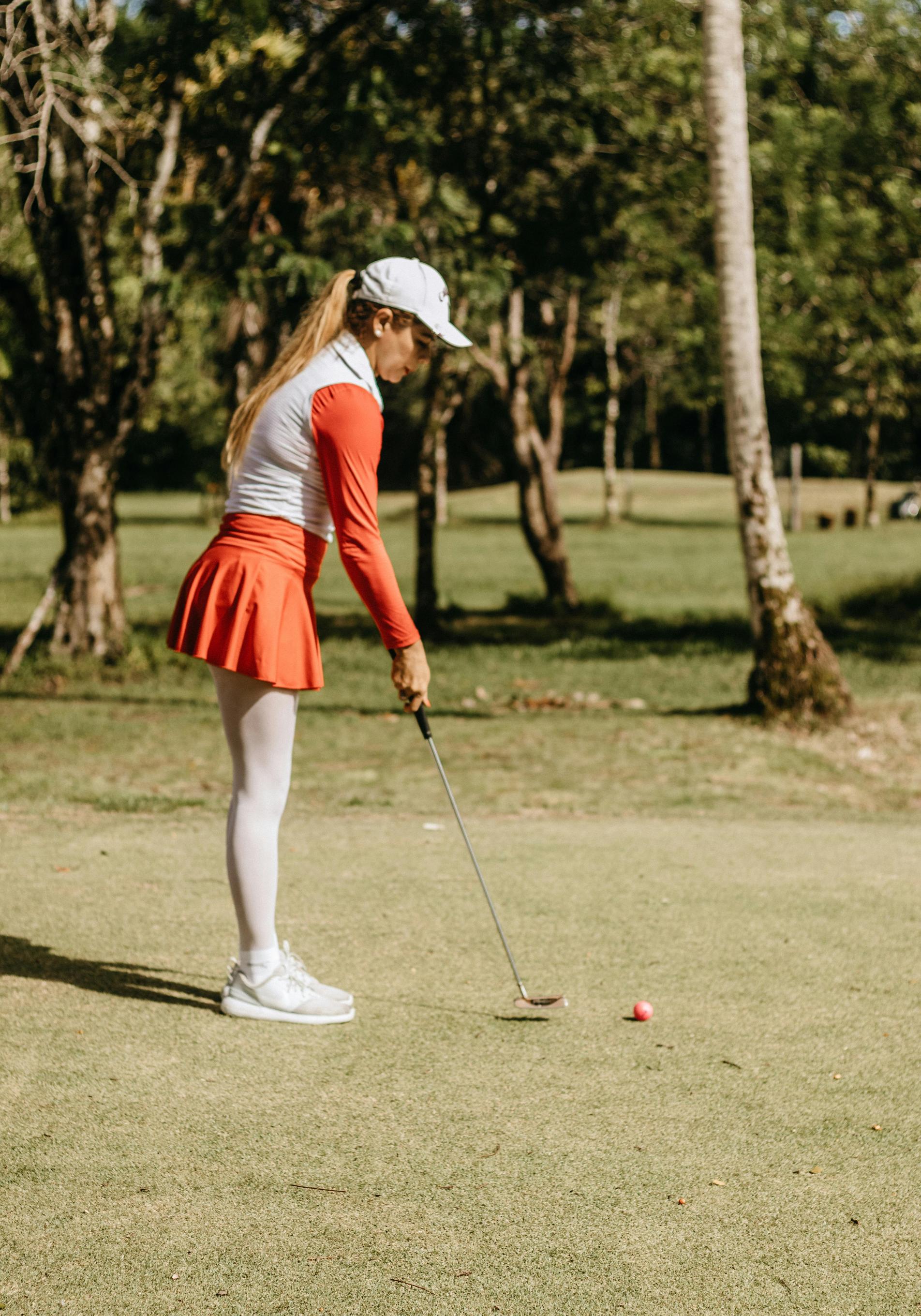 Mujer jugando al golf