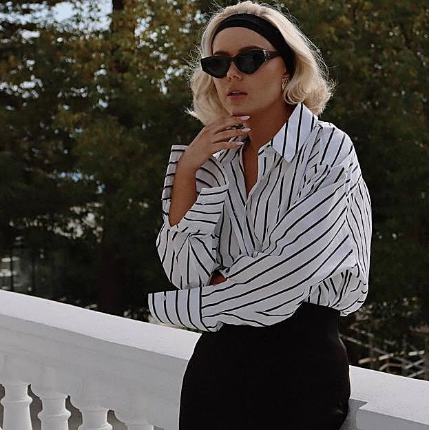 Look con camisa de rayas y accesorios de lujo silencioso
