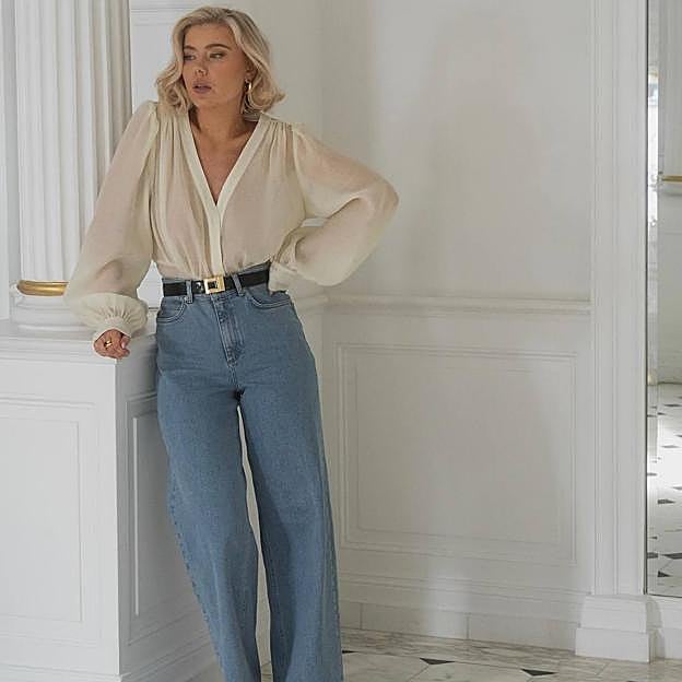 Look con vaqueros y blusa elegante al estilo quiet luxury