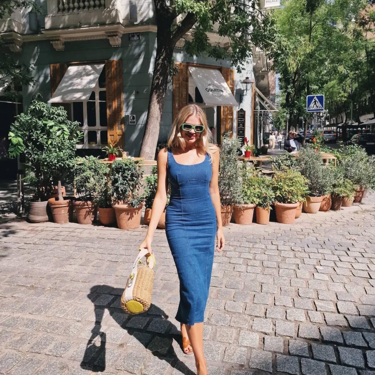 Influencer con vestido vaquero