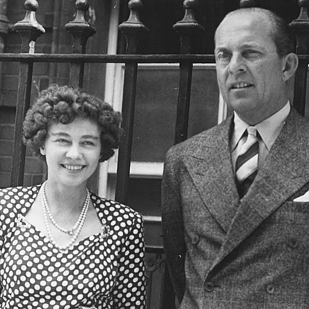 La reina Federica con los broches gemelos.