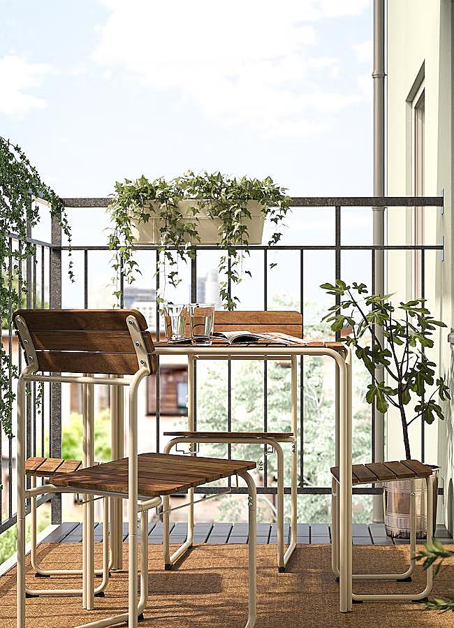 Imagen - En el conjunto FURUÖN (159 euros), los taburetes se alojan dentro de las sillas, consiguiendo ampliar la capacidad de comensales de la mesa sin ocupar estapacio.