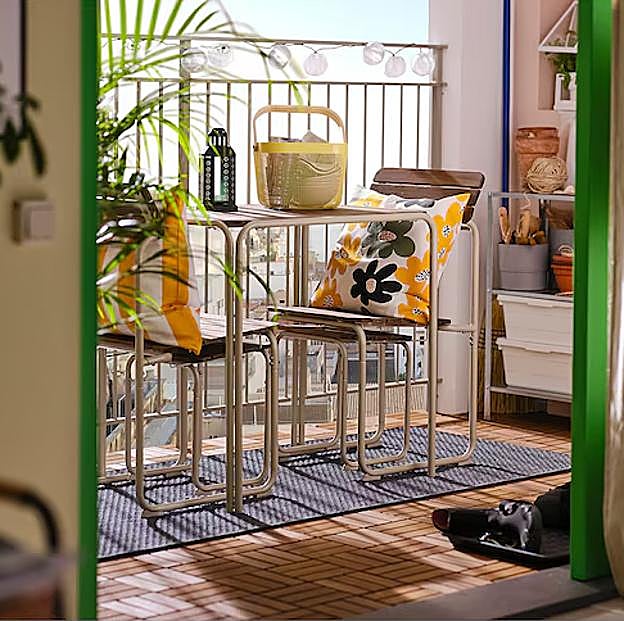 Trucos deco para que tu terraza pequeña parezca más grande: las mesas plegables y los muebles de balcón más bonitos de IKEA
