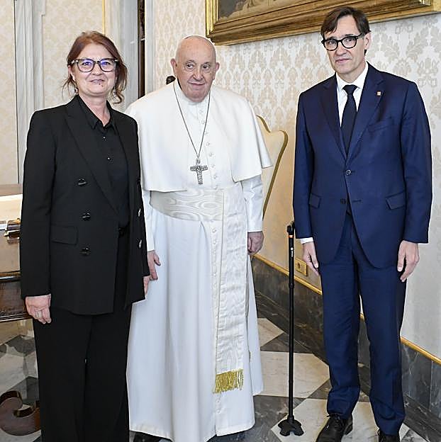 Salvador Illa y su mujer Marta Estruch junto al Papa Francisco. 
