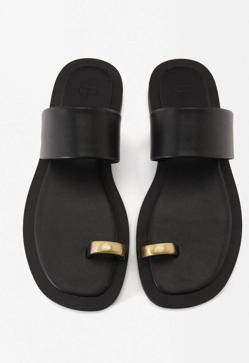 Imagen secundaria 2 - Bermudas cargo con cintas de Pull&Bear (25,99€)/ Camisa bordados lazos de Zara (25,95€)/ Sandalias planas con adorno metálico de Parfois (32,99€)