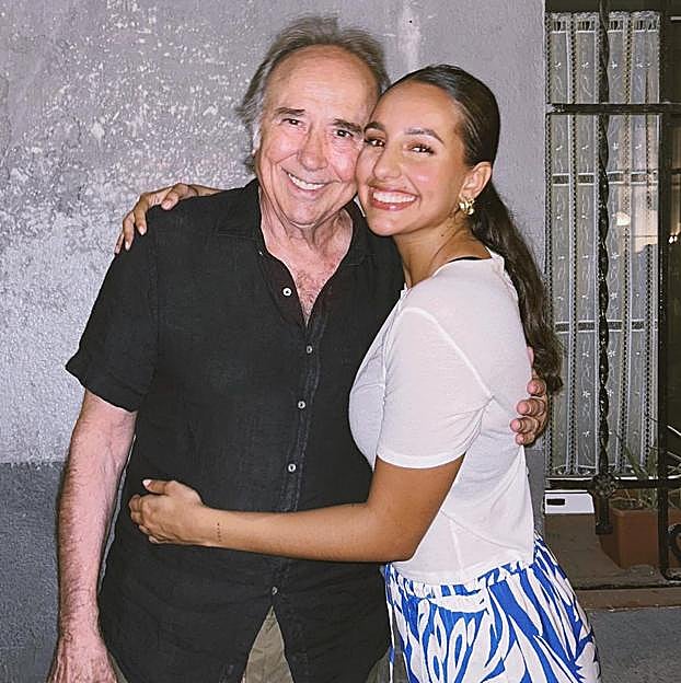 Joan Manuel Serrat junto a su nieta Luna, hija de Queco Serrat. 