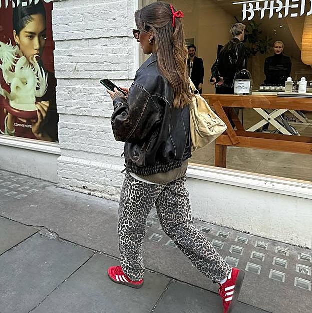 5 modelos de zapatillas rojas para combinar con pantalones de leopardo e ir a la última moda