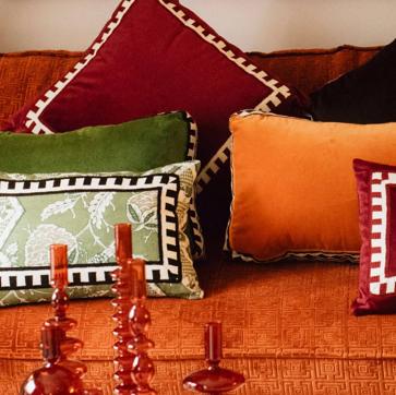 Imagen secundaria 1 - La lámpara yute floral cuesta 180 euros; los cojines de terciopelo grandes, 75 euros; y la bandeja dorada hecha a mano, 150 euros.