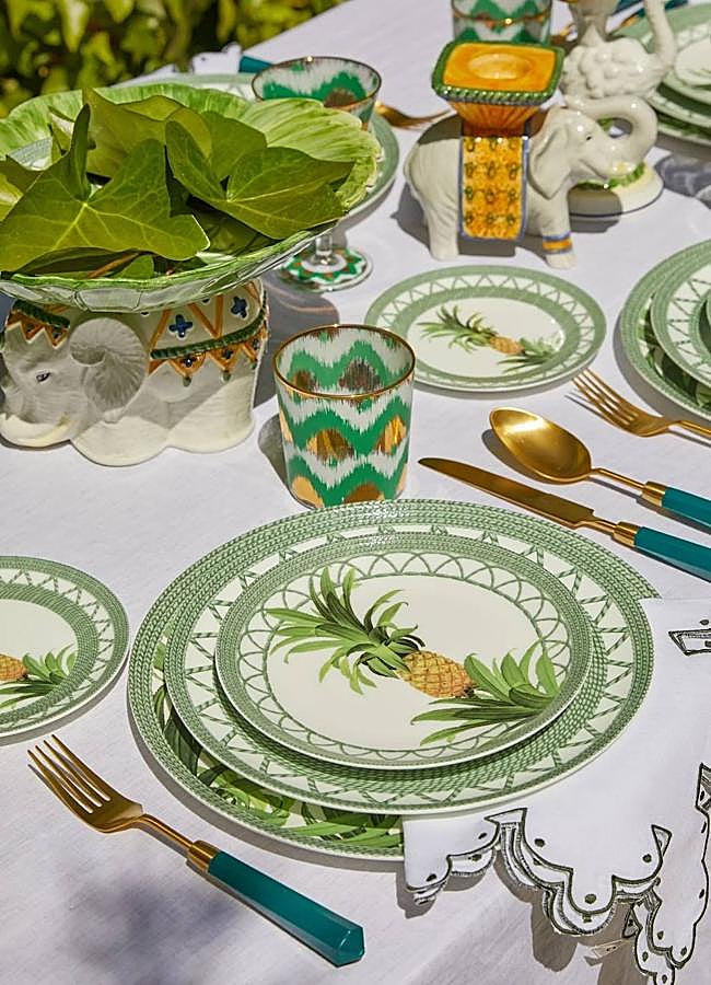Imagen - El plato de piña cuesta 17 euros/unidad; el set de cubiertos (5 piezas), 70 euros; y el vaso con estampado Ikat, 38 euros/unidad.