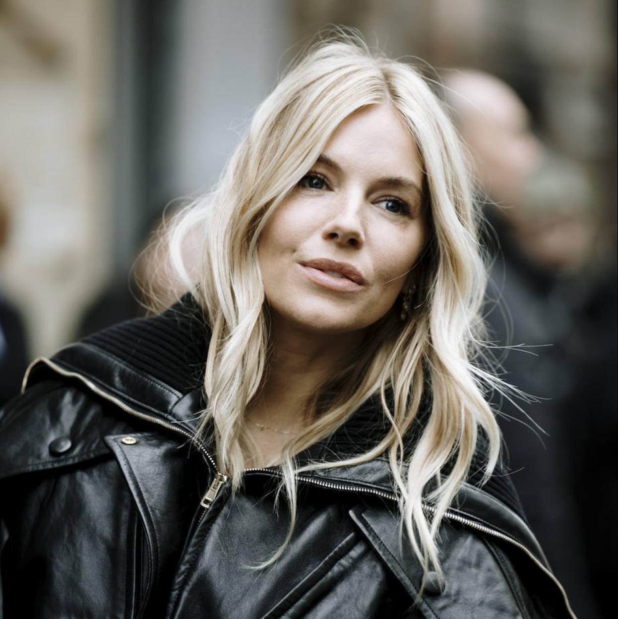 Sienna Miller con piel sedosa y uniforme