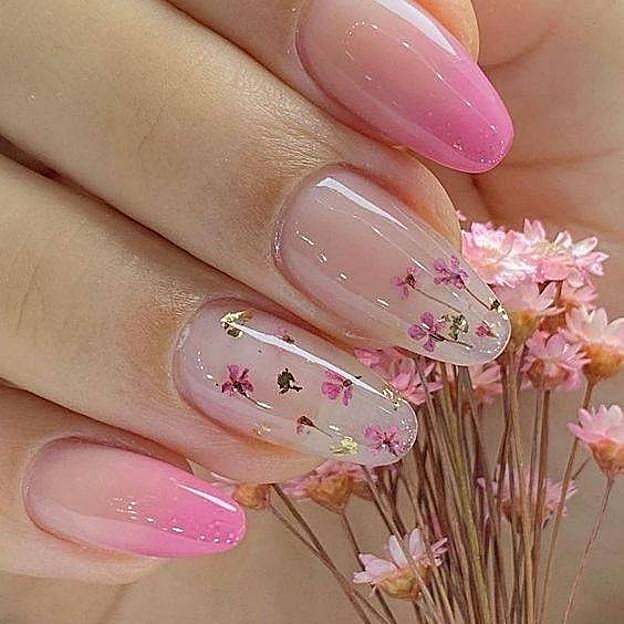 Manicura ombré con flores secas