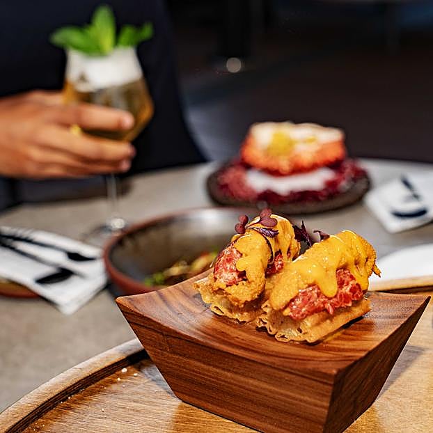 La porra madrileña con steak tartar de ternera gallega y yema de erizo.