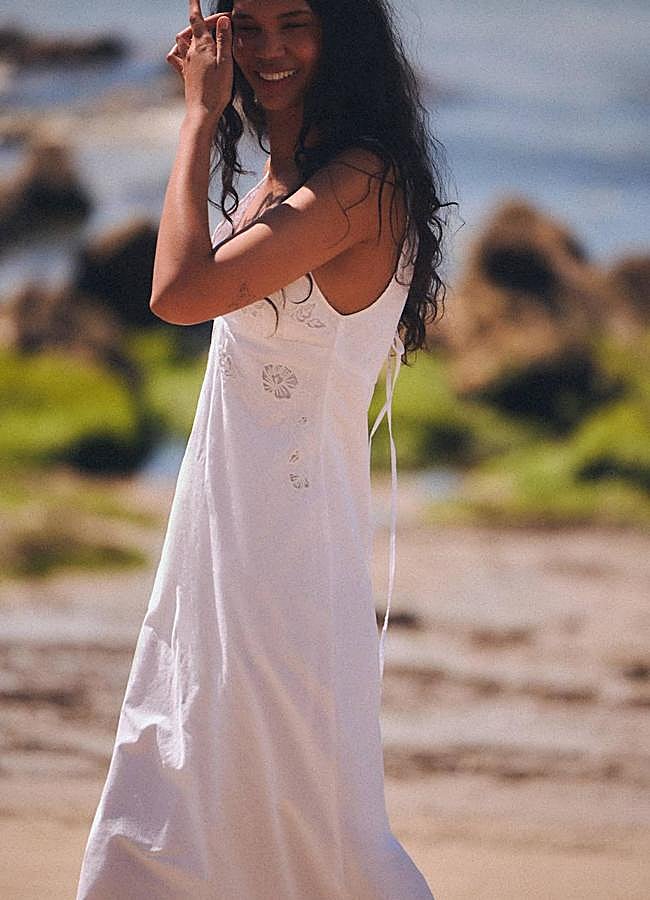 Imagen - Vestido midi bordado en color blanco