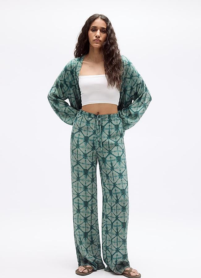 Imagen - Conjunto estampado verde y azul de Pull & Bear: pantalón 15,99 euros y kimono 35,99 euros.