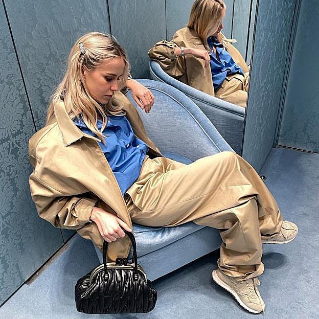 La influencer Monica Anoz con las New Balance x Miu Miu
