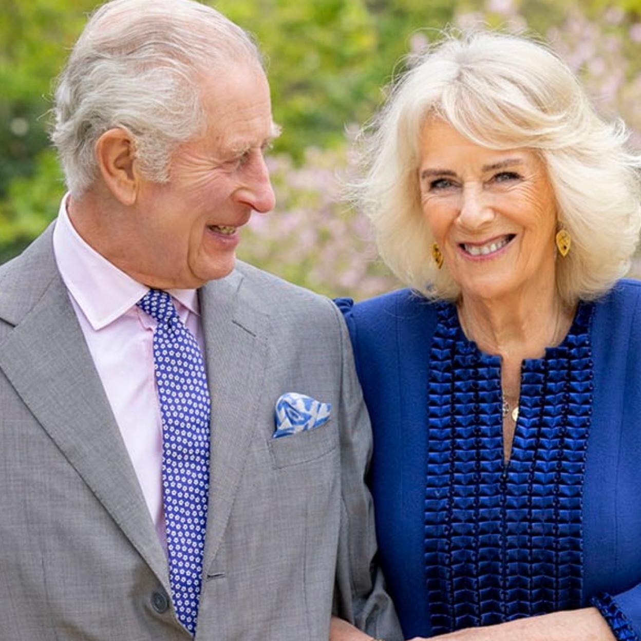 Carlos III junto a la reina Camila.