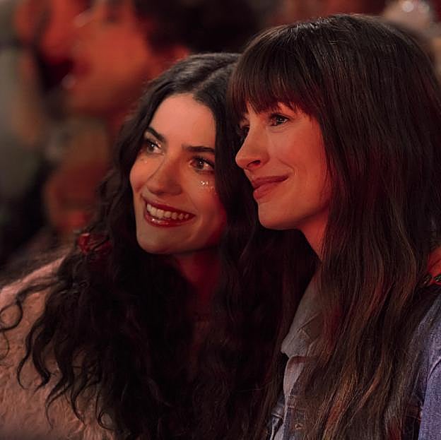 Ella Rubin y Anne Hathaway como Izzy y Solène, hija y madre en La idea de tenerte.