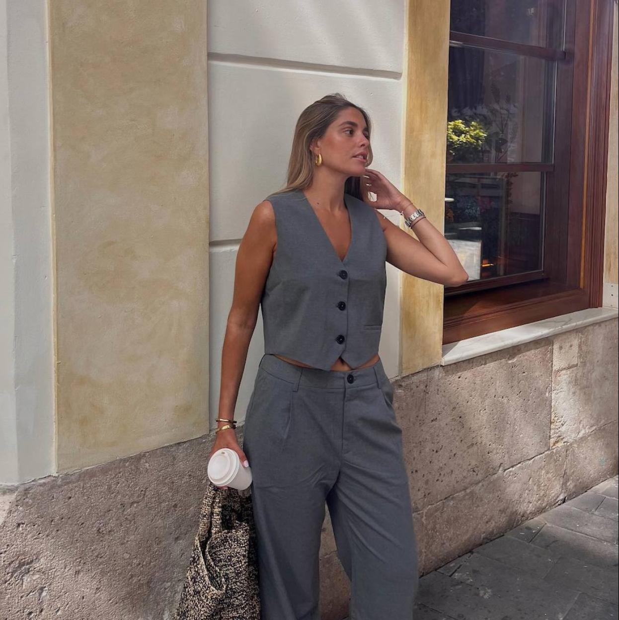 Influencer con chaleco de lino