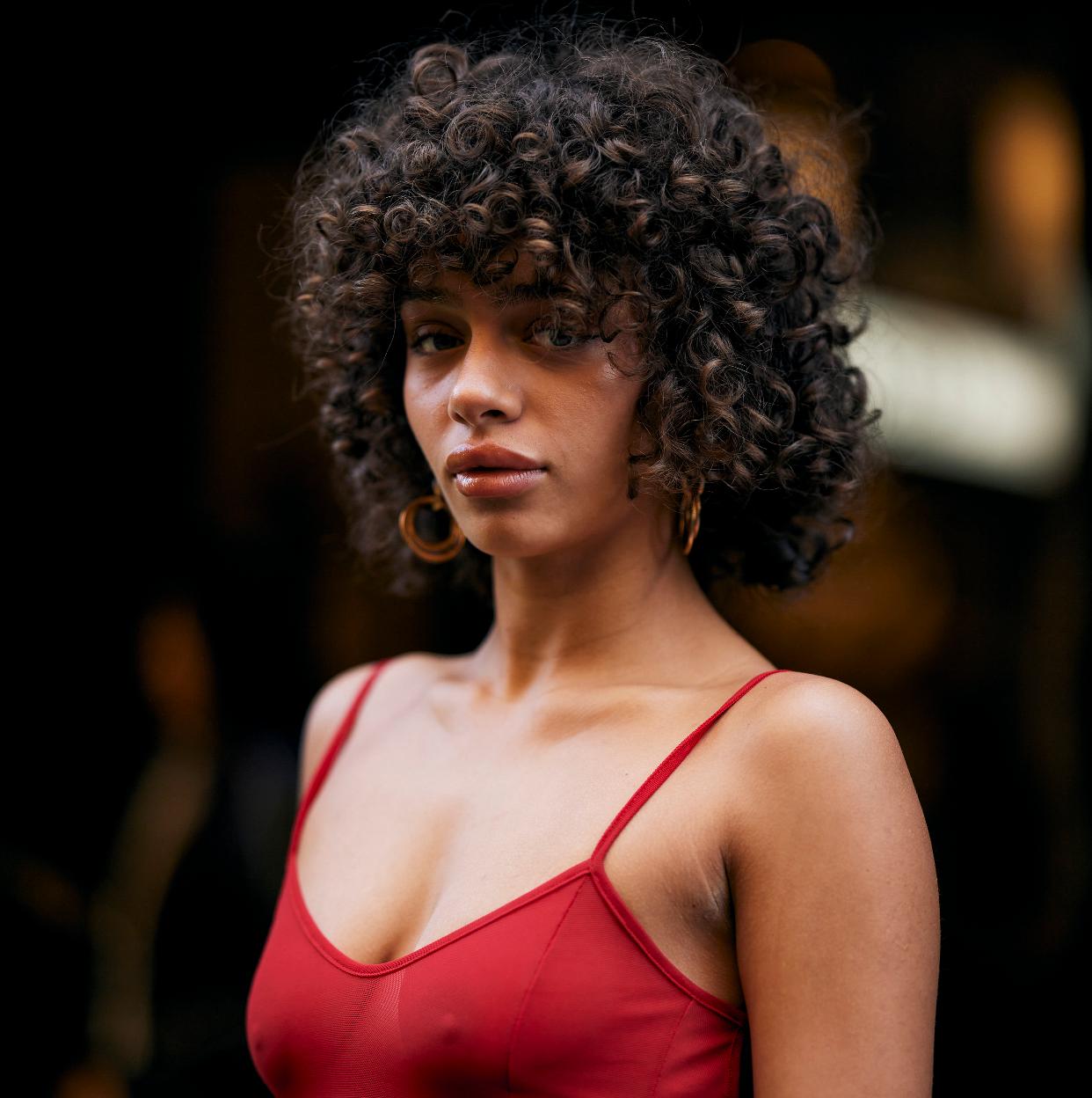 Una modelo con el pelo rizado.