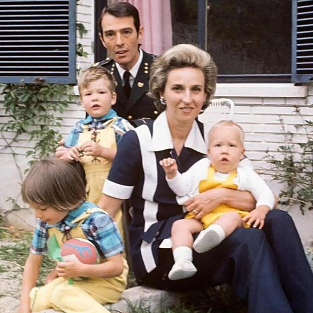 La infanta Pilar de Borbón junto a su marido y tres de sus cinco hijos. 