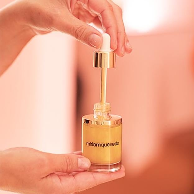 El sérum capilar con vitamina C y oro de 24 quilates que se aplica durante el tratamiento.