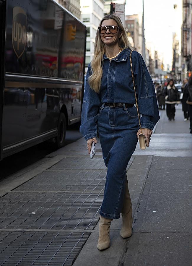 Imagen - Idea de total look denim con botas para combinar la cazadora vaquera esta temporada. Foto: Launchmetrics Spotlight.