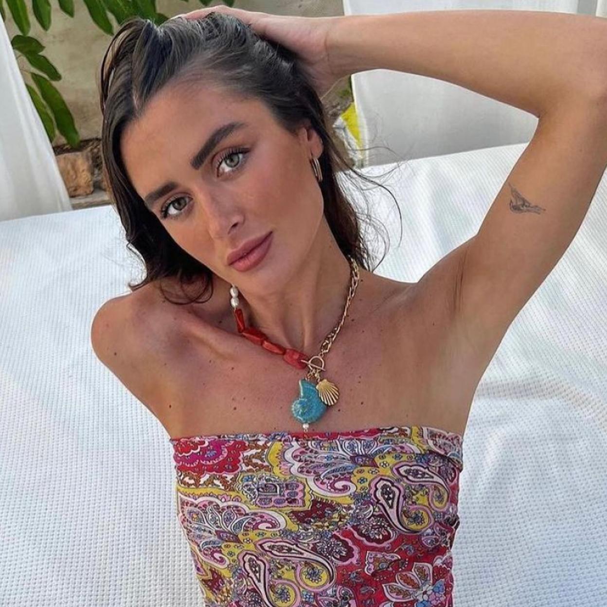 Una modelo con un collar de TANTO DRAMMA