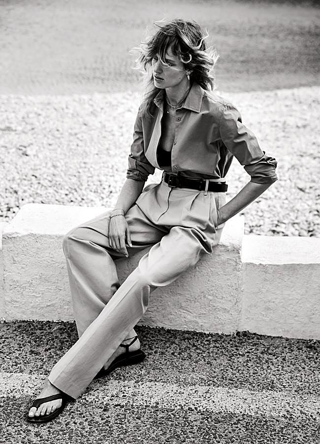 Imagen - Top, sujetador y pantalón de Mango x Victoria Beckham. La camisa y el cinturón son de Max Mara y las sandalias, de Vagabond. Cleopatra's Bling firma la gargantilla y Aristocrazy, los pendientes, las pulseras y el collar de cuentas.