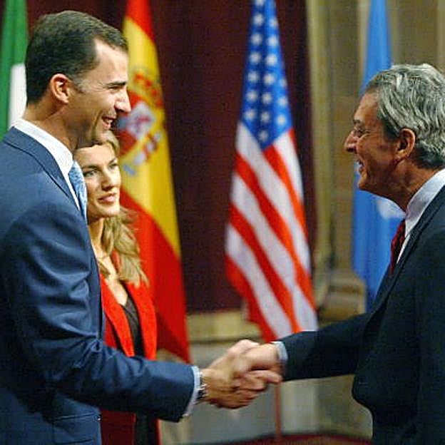Paul Auste saludando al rey Felipe VI y a la reina Letizia en la entrega de los Premios Príncipe de Asturias 2006.
