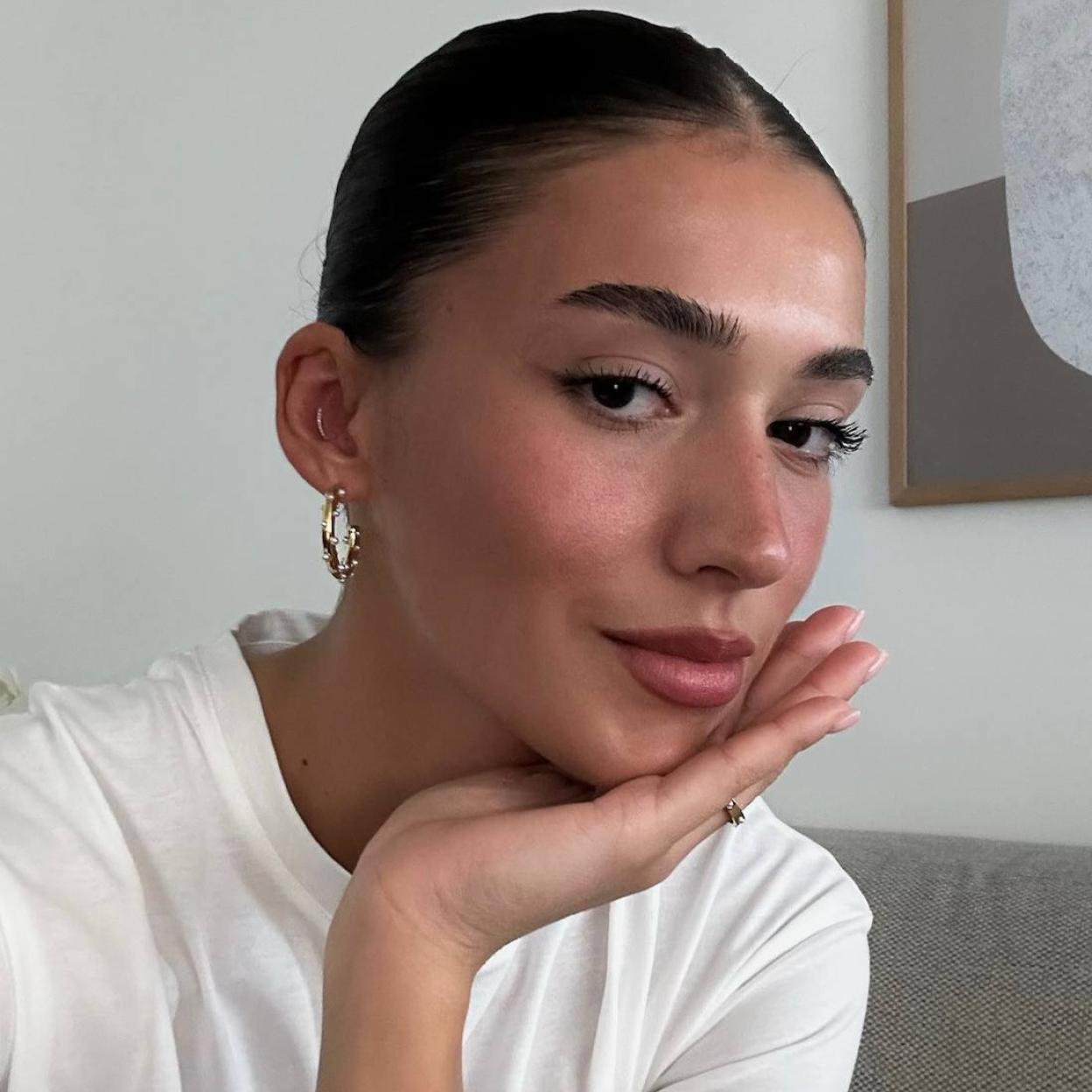 Influencer con piel bonito