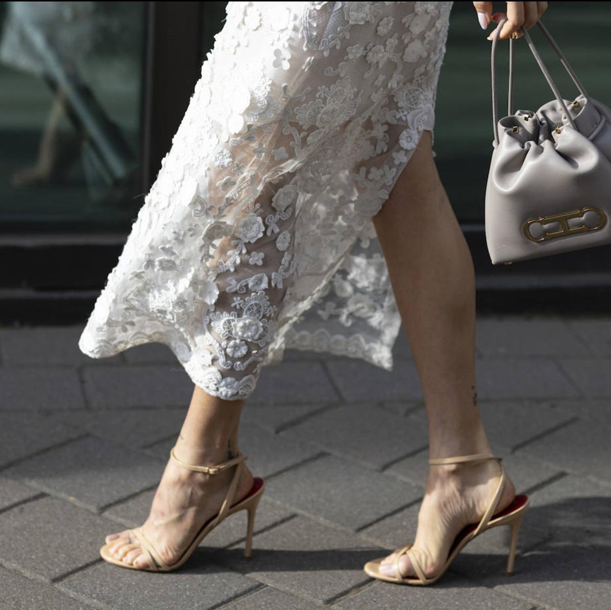 Influencer con sandalias de tacón en los pies