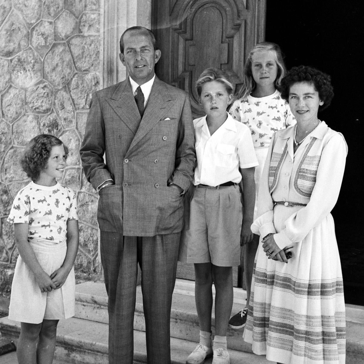 Doña Sofía, junto a su hermana Irene cuando eran niñas.