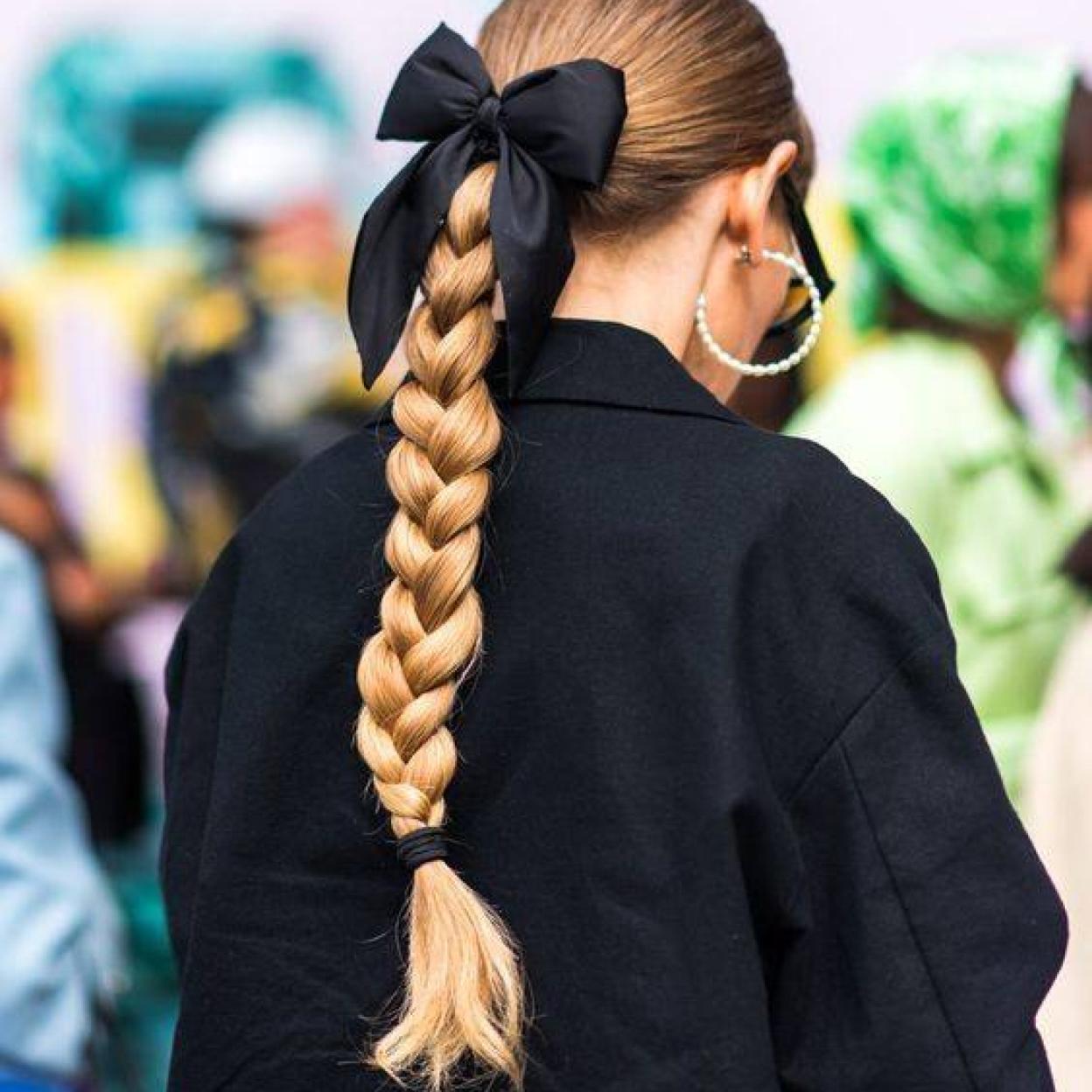 Influencer con peinado con lazo tipo trenza