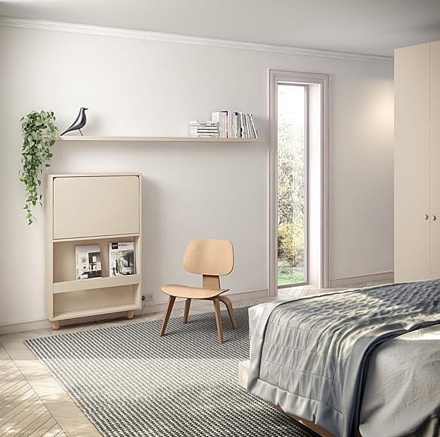 Mesa de trabajo plegable y baldas por encima de la línea de los ojos.