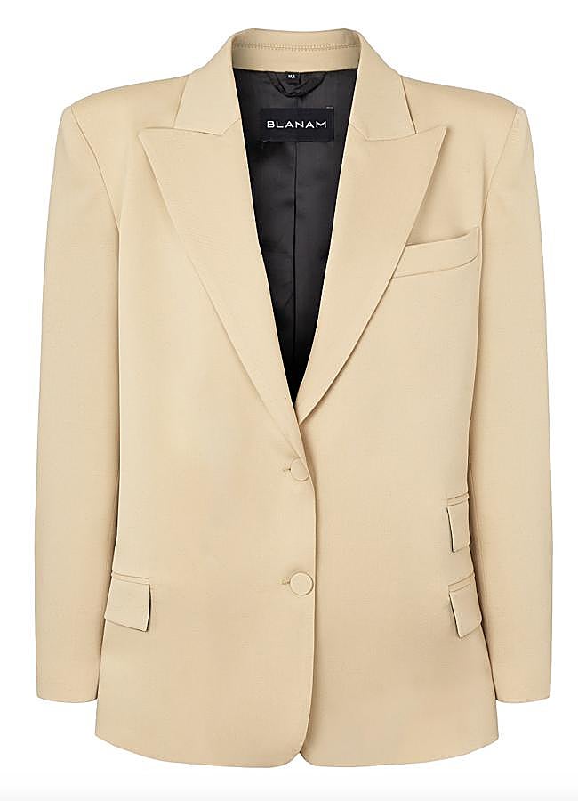 Imagen - Blazer en raso, cruzada y con hombreras marcadas, de BLANAM (295 €). / D.R.