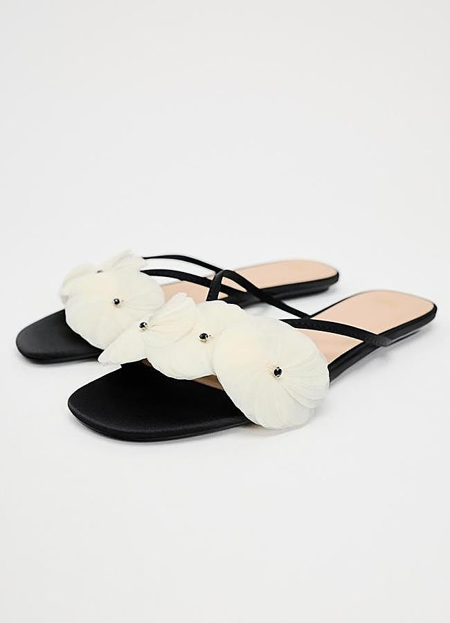 Imagen - Sandalias con detalle flor de Zara.