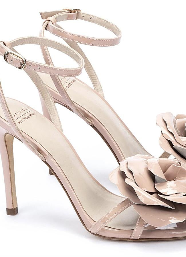 Imagen - Sandalias Pablo, con pulsera al tobillo y flor desmontable, de MARTINELLI X REDONDO BRAND (210€). / D.R.