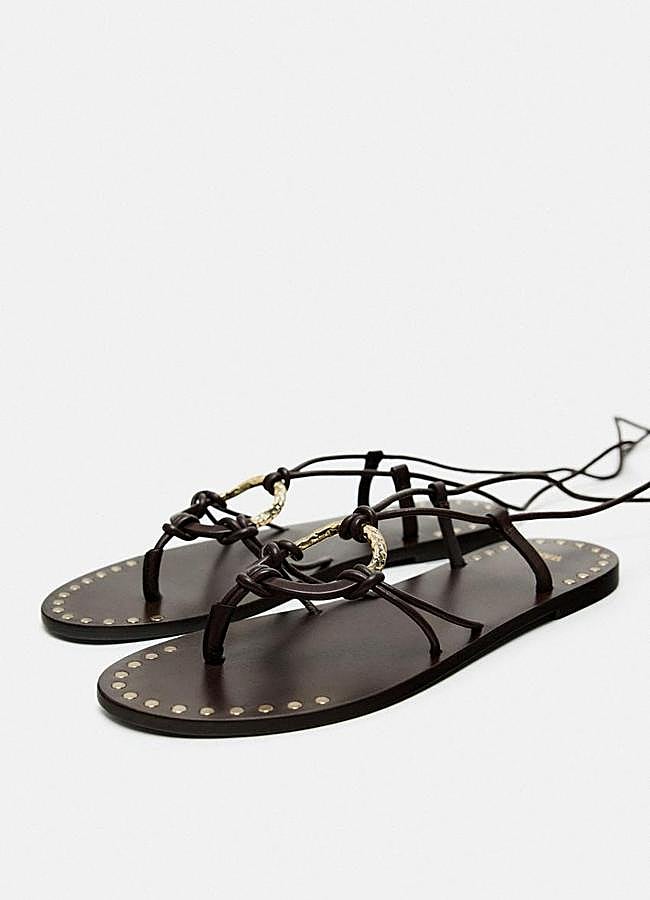 Imagen - Sandalias planas con detalle de adorno en marrón de Zara.
