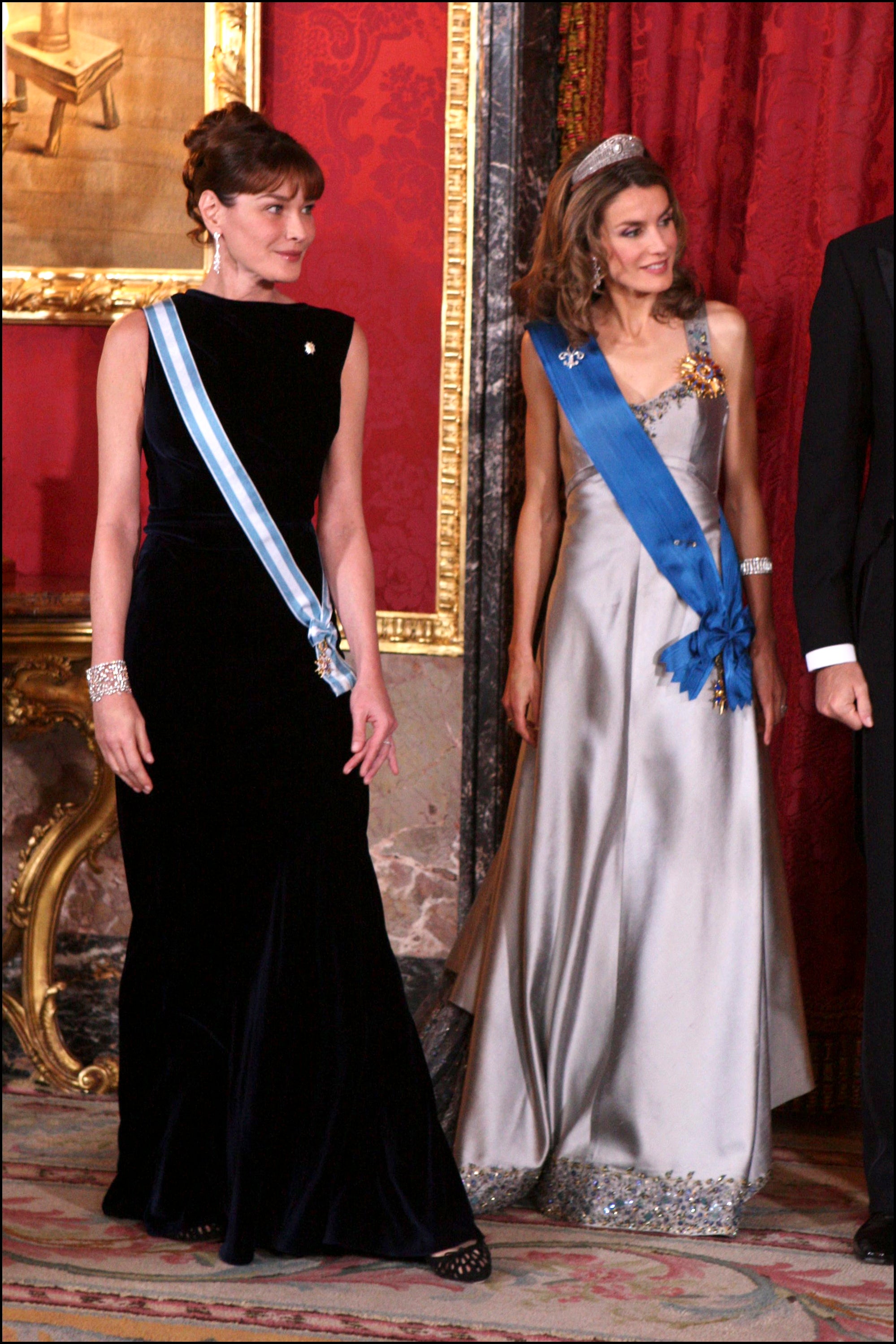 Imagen - Doña Letizia con el vestido de Caprile reformado, junto a Carla Bruni. Foto: Gtres.