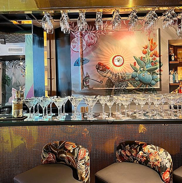 Detalle del bar con inspiración selvática.