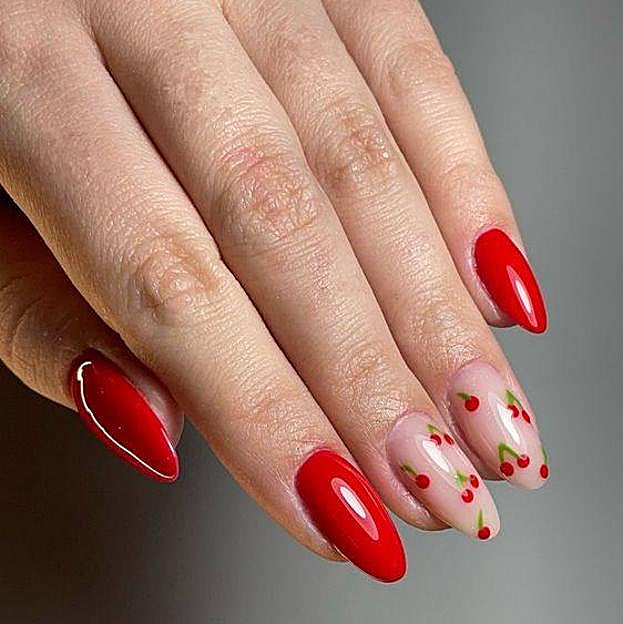 Uñas rojas con cerezas