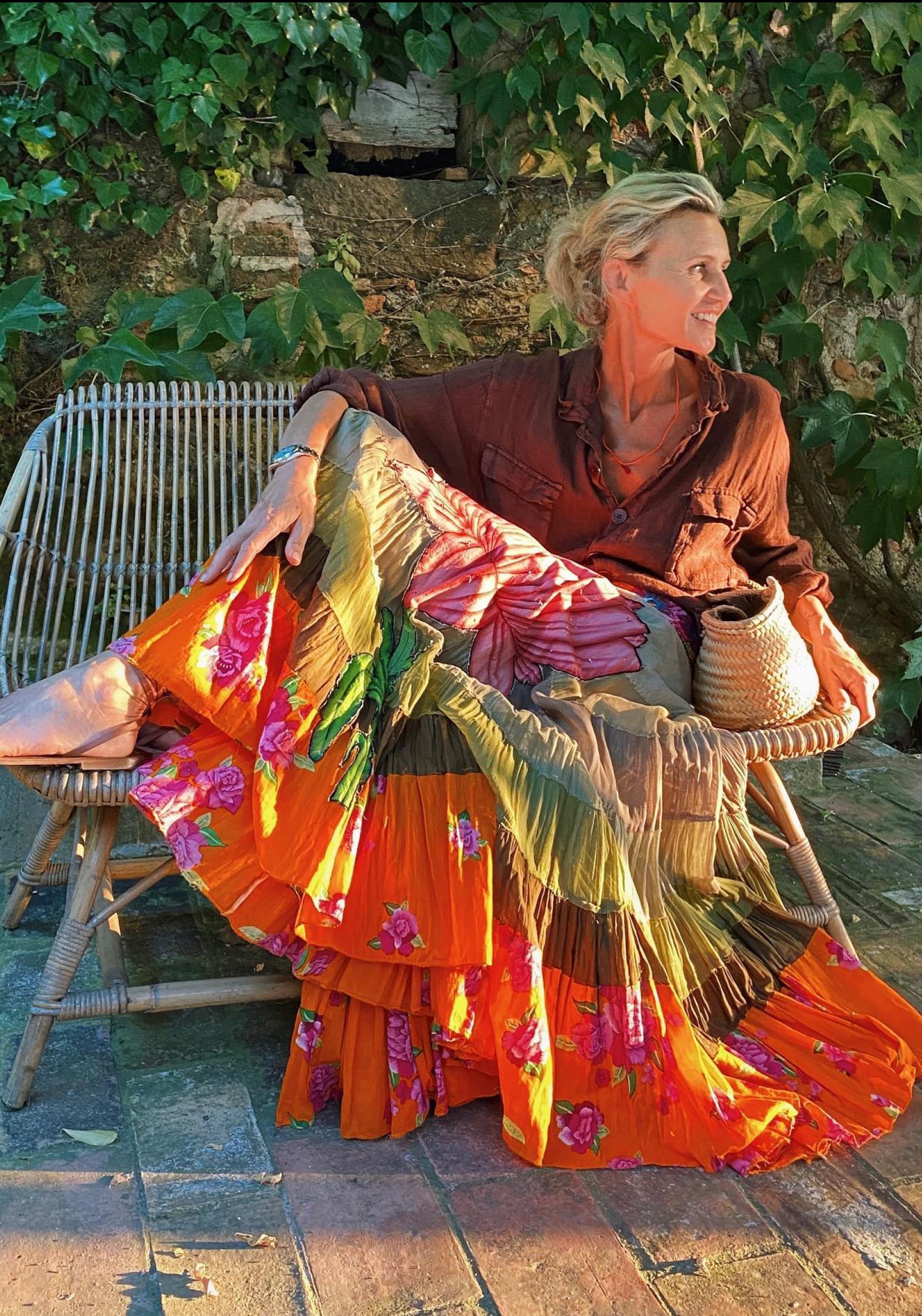 Influencer Patrizia Casarini con falda estampada