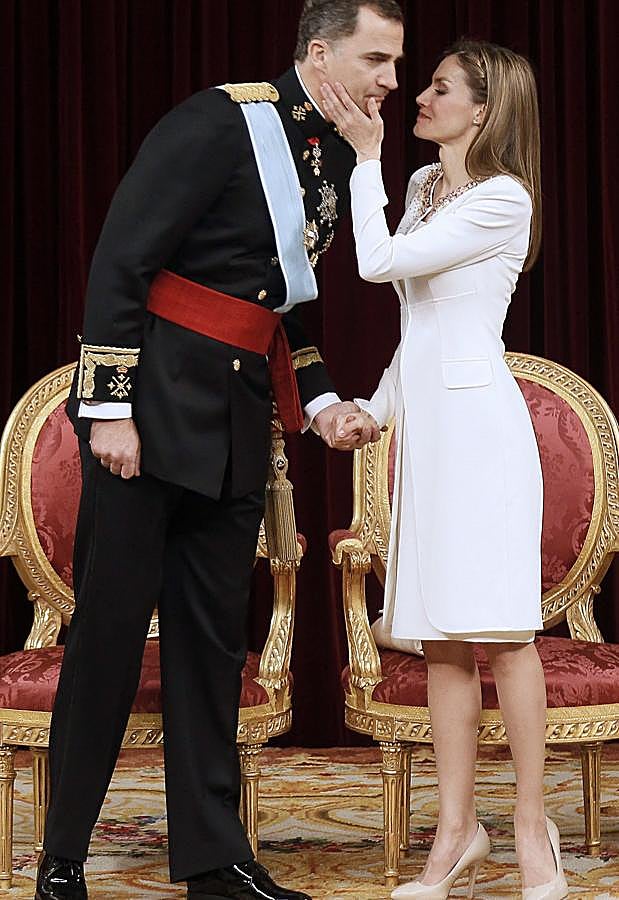 Imagen - Doña Letizia besa al ya rey Felipe VI el día de su proclamación. Foto: GTRES.
