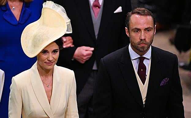 Pippa Middleton junto a su marido, James Matthews en la Coronación de Carlos III. 