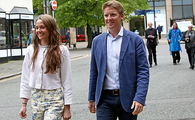 Hugh Grosvenor y Olivia Henson en una imagen reciente. 