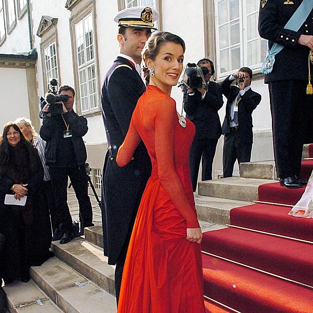 Todos los secretos del vestido rojo de Caprile con el que Letizia arrasó en la boda de Federico y Mary de Dinamarca hace 20 años