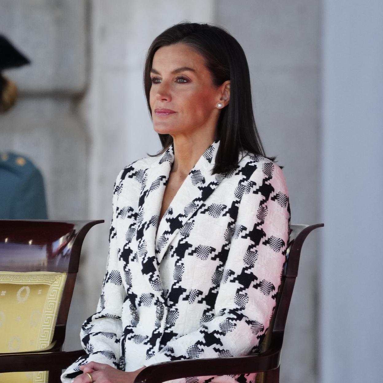 La reina Letizia con una chaqueta de Uterqüe.