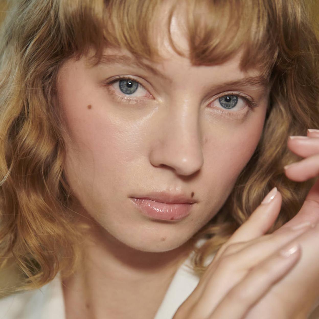 Modelo con colorete sunset blush