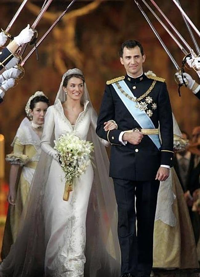 Imagen - Doña Letizia y el príncipe Felipe a la salida de la catedral de La Almudena, ya como marido y mujer. Foto: Gtres.